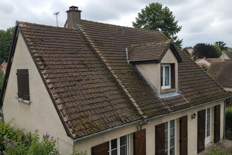 Toiture avant rénovation (illustration générée par IA)
