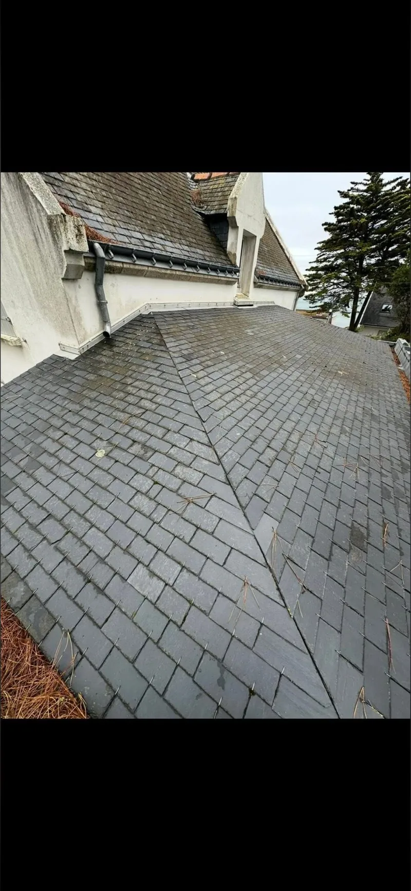 Toiture en ardoise avant nettoyage, à Limeil-Brévannes