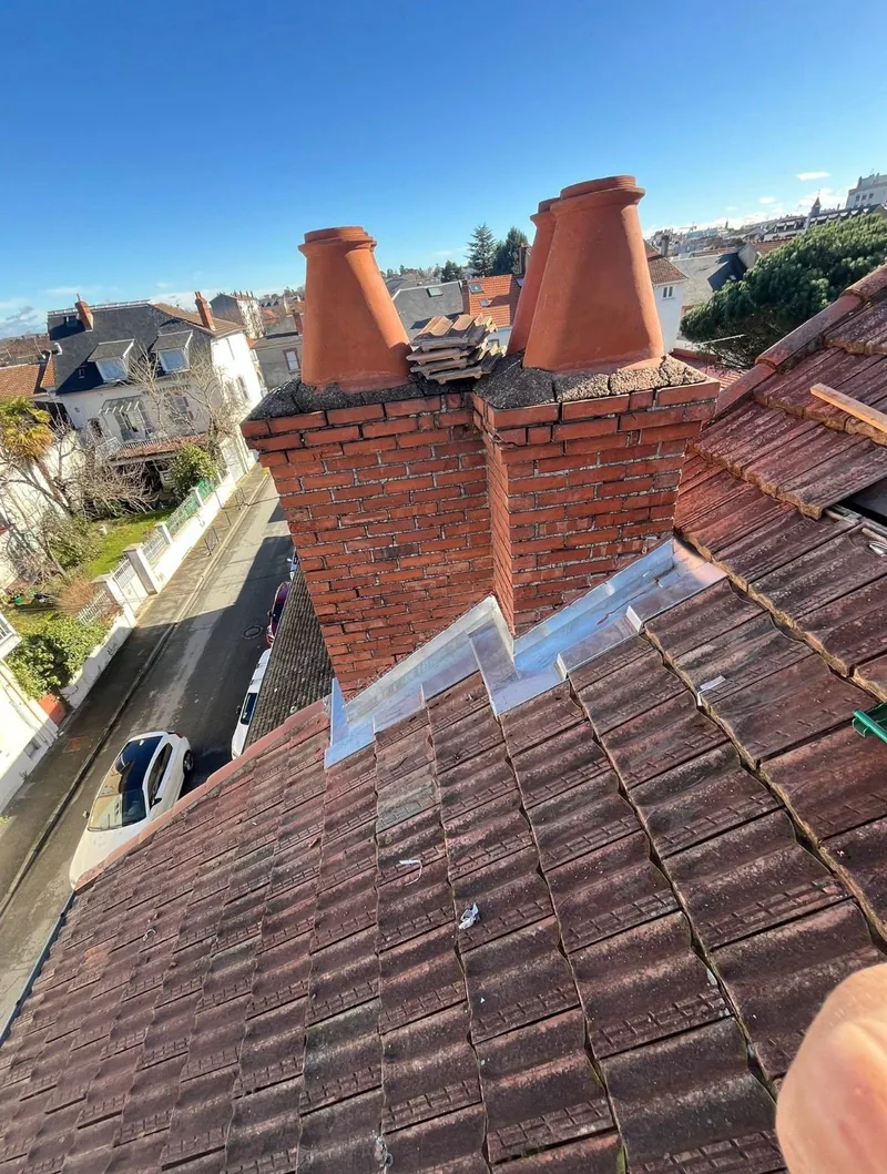 Habillage zinc neuf sur deux souches de cheminée en brique, à Sucy-en-Brie