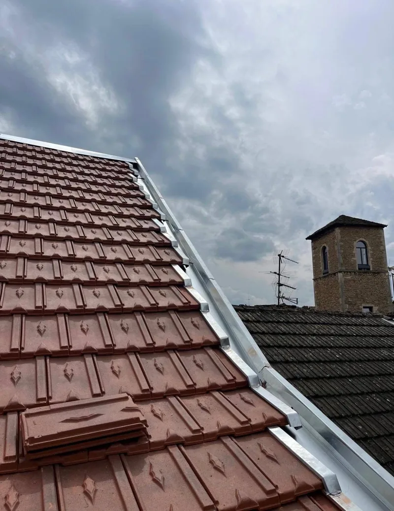 Faîtage en zinc neuf posé sur une toiture en tuiles, à Limeil-Brévannes