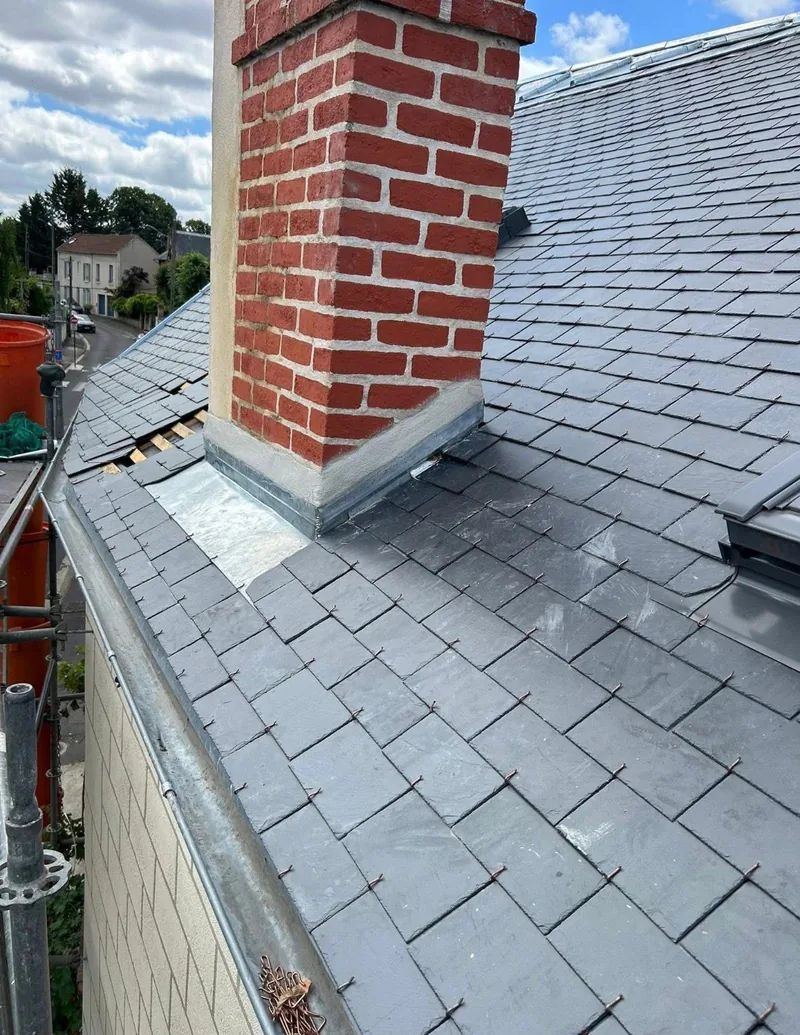 Toiture en ardoise avec souche de cheminée en brique et habillage zinc neuf, à Boissy-Saint-Léger